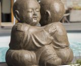 Statue moines shaolin enlacés patiné brun antique 50 cm - Marron 3700790913289 4158