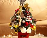 Mini sapin de Noël artificiel floqué de neige - avec éclairage à piles et boule de Noël - pour Noël, école, maison, décoration de table de salle à 9784267169786 RBD017111myl